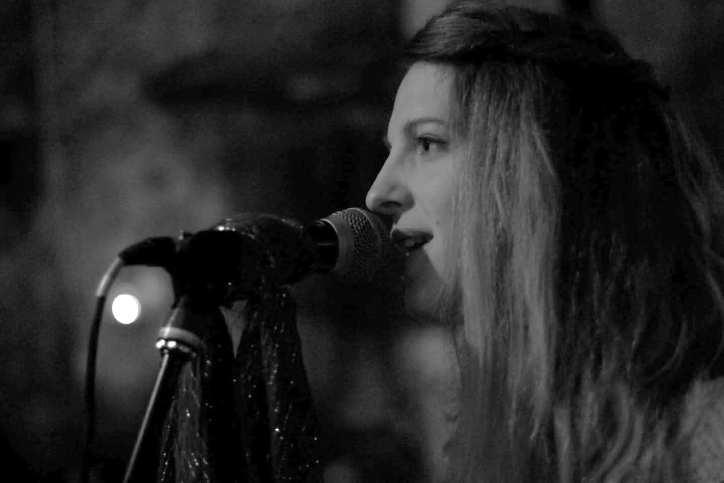 photo musiciene Nina Dutronc chant piano